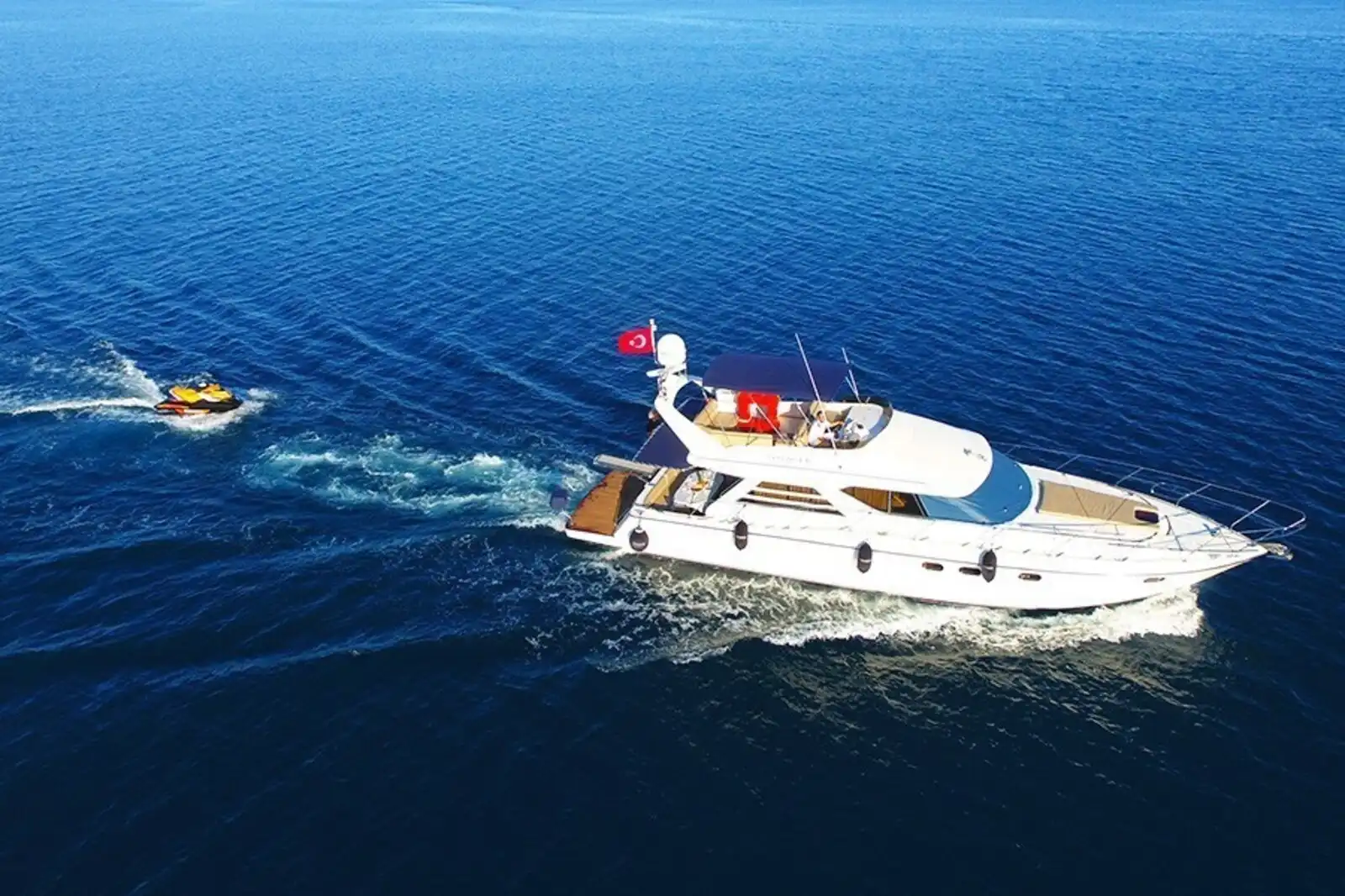 YACHT VOYAGER